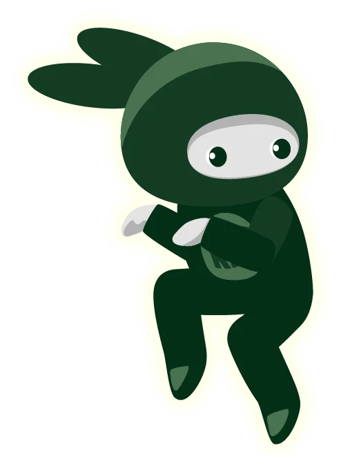 Tizu, la hase ninja, accroupie, attentive